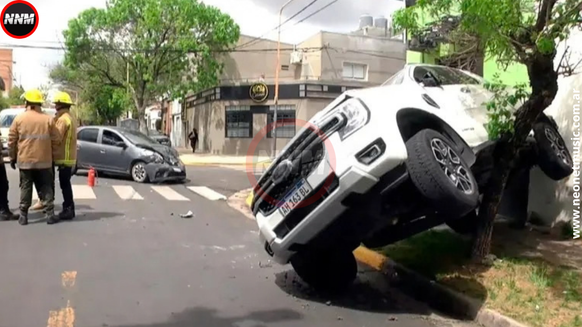 Paraná: fuerte choque entre un auto y una camioneta