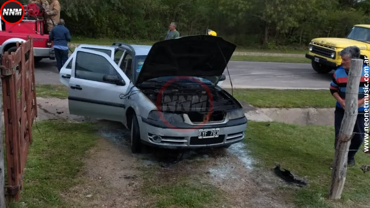 Las Cuevas: bomberos extinguieron un incendio vehicular