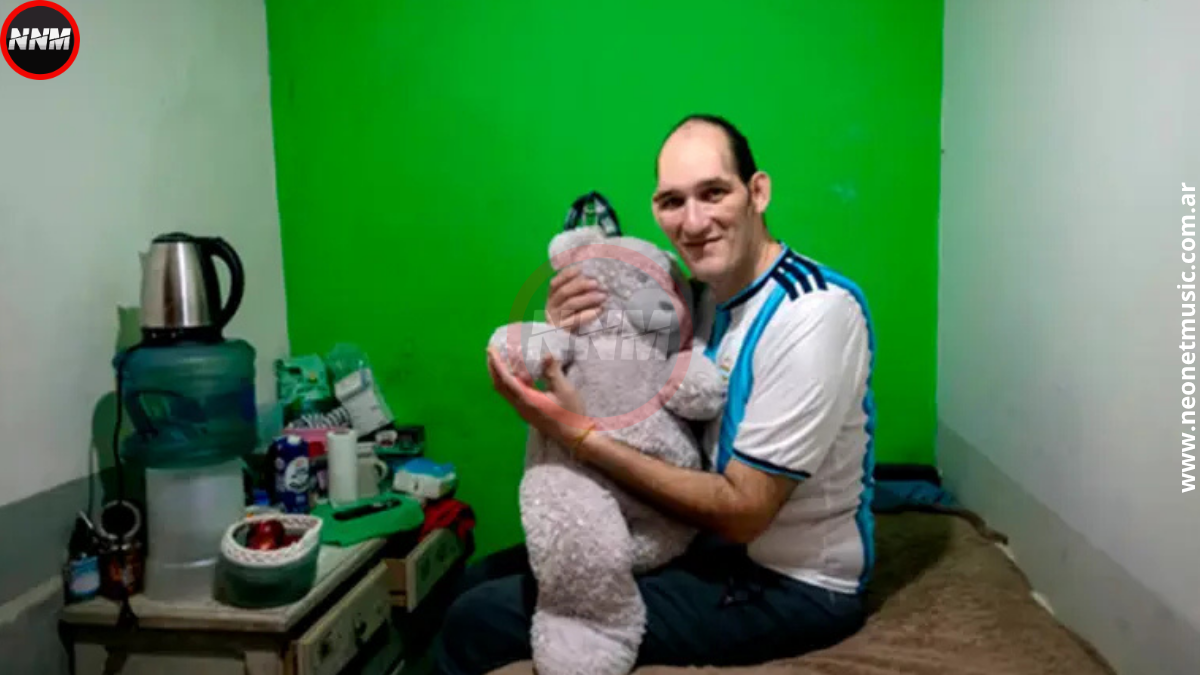 Hombre más alto de Argentina necesita ayuda para su tratamiento