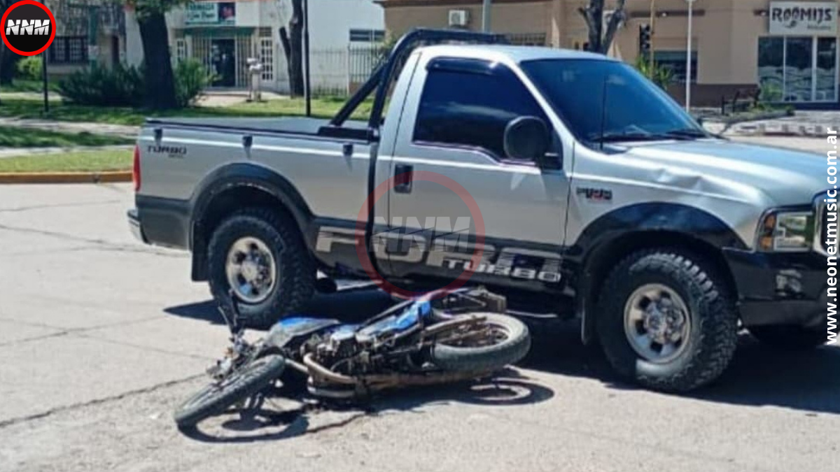Choque entre moto y camioneta en General Ramírez