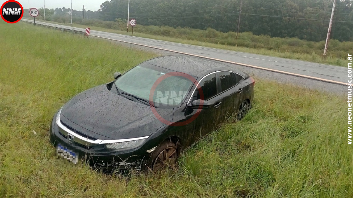 Despiste en Autovía Artigas: Honda Civic choca contra guardrail