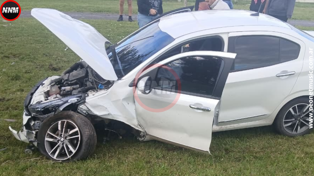 Accidente en Ruta 130: un auto impactó contra dos palmeras